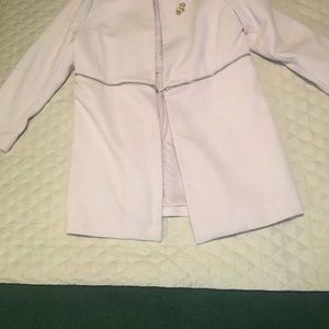 A calm wool coat. Light wool with an open front.